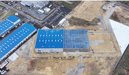 ヒカリの改修工事はドローンでの調査も可能です。ドローンに搭載された高解像度カメラを用いて、建物の見えにくい部分の状態を確認することができます。